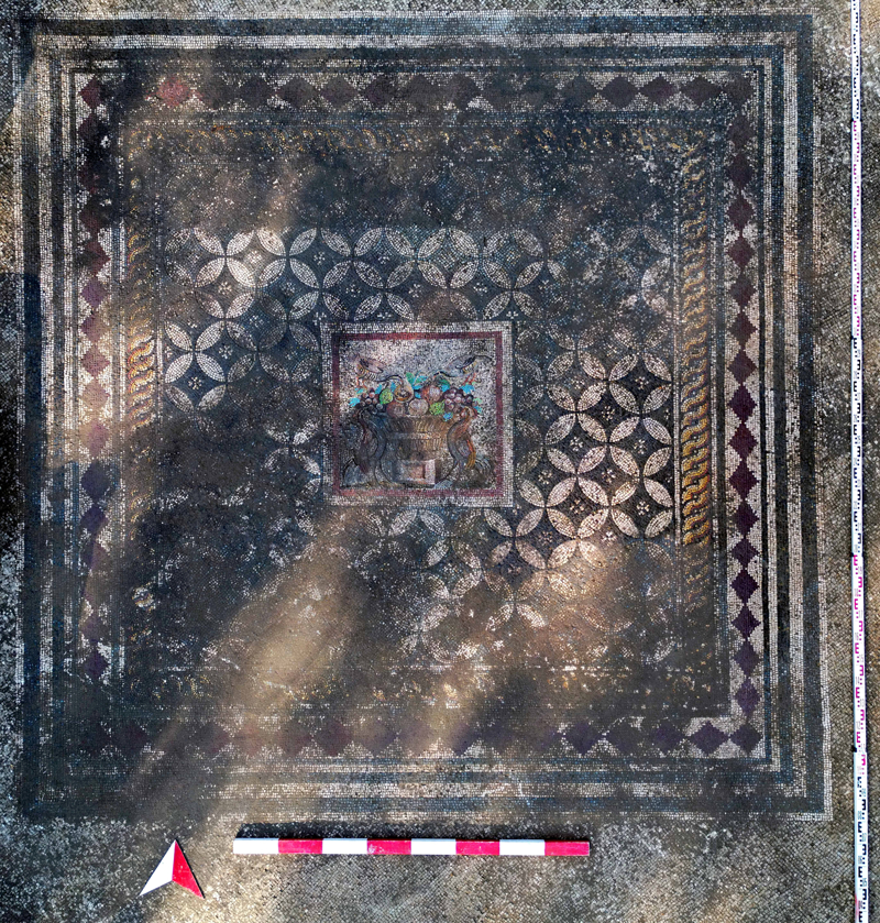 <p>Özgen, yapının merkezinde "atrium" adı verilen bölümün bulunduğunu, bu merkezi alanın çevresinde ise üç büyük salonun yer aldığını aktardı.</p><p>Salonların mozaik döşemeler, fresklerle kaplı duvarlar ile figüratif ve geometrik bezemelerle süslendiğini anlatan Özgen, şöyle konuştu:</p>