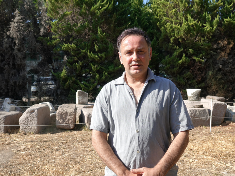 <p>Konut yapısında teknik altyapı uygulamalarının da dikkati çektiğini belirten Özgen, drenaj sistemleri, künk hatları ve ıslak mekanlarla bağlantılı altyapı unsurlarının belgelendiğini kaydetti.</p><p><br></p><p>Özgen, çalışmaların yalnızca konutun mimari özelliklerini değil, antik kentteki yaşam biçimini, ticari ilişkileri ve farklı dönemler arasındaki kültürel sürekliliği de anlamaya katkı sunduğunu sözlerine ekledi.</p>