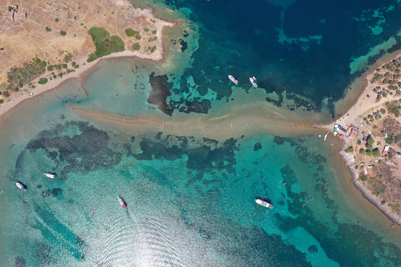 <p><b>- "Yüzme bilmeyenler kesinlikle yürümesin"</b></p><p><b><br></b></p><p>Ayvalık Turizm Altyapı Geliştirme Hizmet Birliği Genel Sekreteri ve Ayvalık Turizm Derneği Başkanı Ümit Özgültekin, AA muhabirine, bölgedeki su seviyesinin zaman zaman yükseldiğini söyledi.</p><p>Özgültekin, bölgenin doğal güzelliğinin korunması gerektiğini belirterek, ziyaretçilerin tek başına bölgeye gitmemesi konusunda uyarıda bulundu.</p><p>Akıntının tehlike oluşturabileceğini ifade eden Özgültekin, şöyle konuştu:</p>