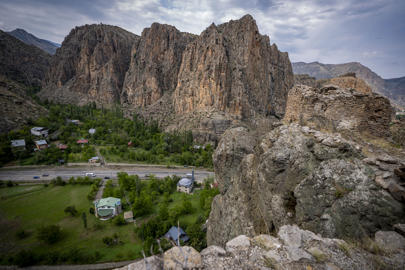 Erzurum'un Uzundere ilçesinde yaklaşık 150 metre yüksekliğindeki sarp kayalıklar üzerinde bulunan tarihi Engüzekkapı Kalesi, yapılan yol ve çevre düzenlemeleriyle ziyaretçilerin daha kolay ulaşabileceği bir turizm noktası haline geldi.