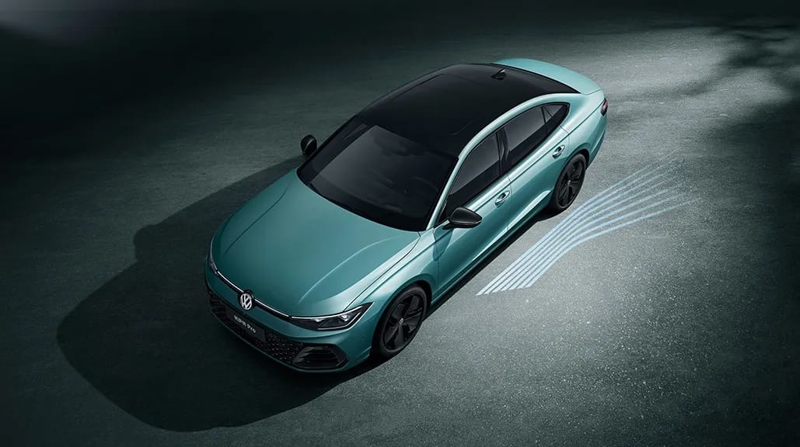 <p>Yeni Passat Pro'nun kabininde de mevcut modelin genel tasarımı korunuyor. Sürücünün önünde 10,3 inçlik dijital gösterge paneli bulunurken, merkezi 15 inçlik bilgi-eğlence ekranına 11,6 inçlik ön yolcu ekranı eşlik ediyor.</p><p>Donanım listesinde ön koltuklarda ısıtma ve havalandırma, 360 derece çevre görüş kamerası, şeffaf şasi görüntüleme sistemi, 10 hava yastığı, elektrikli bagaj kapağı ve arka koltuklar için güneş perdeleri bulunuyor. Üst versiyonlarda Harman Kardon ses sistemi de sunuluyor.</p>