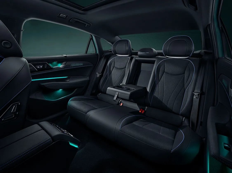 <p>2027 Volkswagen Passat Pro, Çin'de tamamen benzinli motor seçenekleriyle satışa sunuluyor. </p><p><br></p><p>Modelde 1.5T ve 2.0T olmak üzere iki motor seçeneği bulunuyor ve her iki motor da 7 ileri çift kavramalı şanzımanla eşleştiriliyor.</p><p><br></p><p>1.5T motor 160 beygir güç ve 250 Nm tork üretiyor. 2.0T motor ise 220 beygir güç ve 350 Nm tork değerlerine sahip.</p><p>2.0T motorlu versiyon 0'dan 100 km/s hıza 7,6 saniyede ulaşabiliyor. Bu versiyonun WLTC standardındaki ortalama yakıt tüketimi ise 100 kilometrede 6,87 litre olarak açıklanıyor.</p>