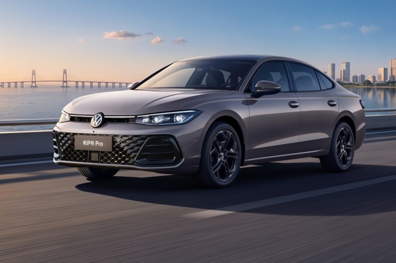 <p>2027 Passat Pro'nun bu lansmanı Çin pazarı için gerçekleştirildi. Model, SAIC Volkswagen ortaklığı tarafından Çin'de üretilen ve satılan Passat Pro sedanının yeni model yılı versiyonu.</p><p>Dolayısıyla Çin'de satışa sunulan 2027 Passat Pro'nun başka pazarlarda da satışa çıkacağı anlamına gelmiyor. Modelin diğer pazarlardaki satışına ilişkin şu aşamada bir açıklama bulunmuyor.</p>
