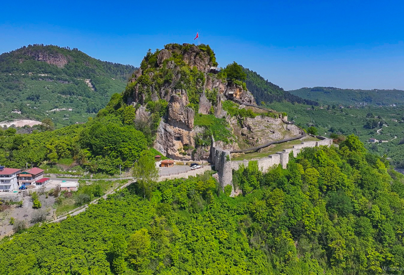 <p>Kaleyi ziyaret eden Eda Emine Çakıroğlu da tarihi yapının geçmişle bugün arasında bağ kurduğunu ifade etti.</p><p>Çakıroğlu, kalenin tarihini yerinde görmenin kendisi için anlamlı olduğunu belirterek, "Tarihi yaşamak ve görmek için herkes Ünye Kalesi'ni ziyaret etmeli." dedi.</p>