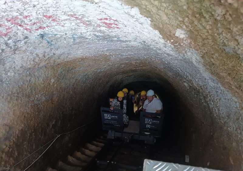 <p><b>ÜNYE KALESİ HAKKINDA</b></p><p><br></p><p>Ünye Kalesi, Ordu'nun Ünye ilçesinde, şehir merkezine yaklaşık 5-6 kilometre uzaklıkta, Ünye-Niksar yolu üzerindeki sarp bir kaya kütlesinin üzerine kurulmuş yaklaşık 2 bin 500 yıllık tarihi bir kale. </p><p><br></p><p>Kalenin yaklaşık 2 bin 500 yıl önce II. Mithridates döneminde inşa edildiği değerlendiriliyor.</p>