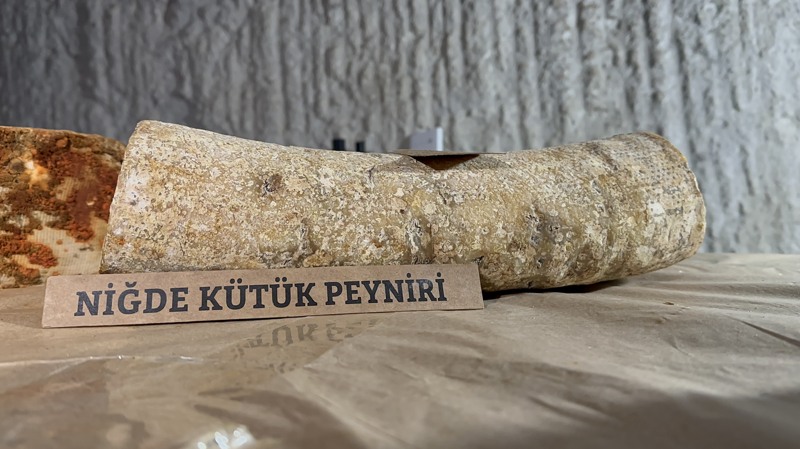 Adını Niğde'nin Çiftlik ilçesinde hüküm süren ve geçmişi milattan önce 8. yüzyıla dayanan Tabal Krallığı'ndan alan peynir, mağarada yıl boyunca yaklaşık 8 ile 12 derece arasında değişen doğal sıcaklıkta 6-8 ayda olgunlaştırılıyor.