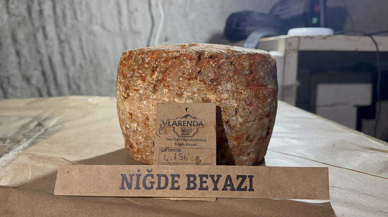 <p>Geleneksel yöntemlerle üretilen peynir, özellikle turistik bölgelere gönderiliyor.</p><p>Bu peynirin yanı sıra Niğde mavisi, Niğde beyazı, Kapadokya mağara, obruk tulum, obruk kaşar ve kütük peynirleri mağarada doğal koşullarda bekletiliyor.</p>