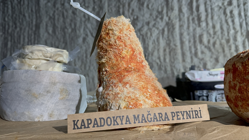 <b>Yurt dışından çok talep var</b><p><b><br></b></p><p>Erbişim, tüf mağaranın peynirlerin olgunlaşması için önemli olduğunu vurgulayarak, "Atalarımız bundan 100 yıl öncesinde herhangi bir soğuk hava deposu veya buzdolabı olmadığı için bu tür mağaralara peyniri koyup öyle olgunlaştırıyormuş. Biz de atalarımızın yapmış olduğu şeyi yeniden gün yüzüne çıkarıp, peynirleri onların yöntemleriyle fermente ediyoruz. Satışlarımız yılın 12 ayı devam ediyor. Daha çok otel ve restoranlara satıyoruz. Antalya, İstanbul, Bodrum, Marmaris gibi turistik yerlere satıyoruz." ifadelerini kullandı.<b></b></p>