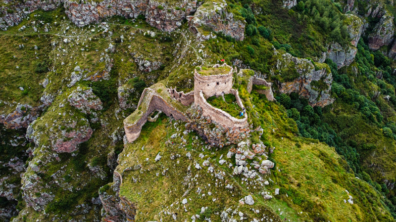 Tarihi ve doğal güzellikleriyle öne çıkan Şeytan Kalesi ile Karaçay Kanyonu, yılın farklı dönemlerinde yerli ve yabancı turistlerin ziyaret ettiği noktalar arasında bulunuyor.