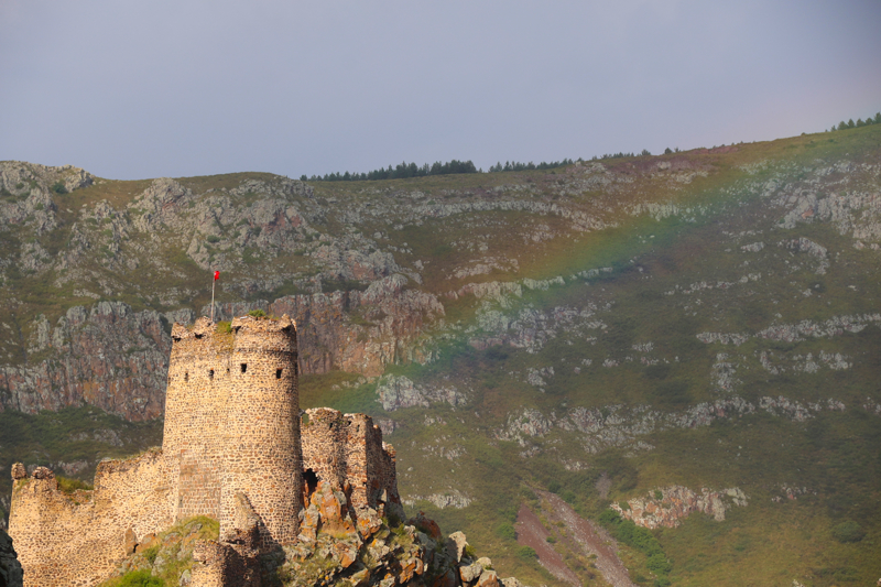 <p><strong>Neden "Şeytan Kalesi" deniyor?</strong></p><p><strong><br></strong></p><p>Kalenin "Şeytan Kalesi" adını, bulunduğu sarp ve ulaşılması güç konumdan aldığı düşünülüyor. Üç tarafının uçurumlarla çevrili olması ve yalnızca tek yönden ulaşılabilmesi, kalenin ele geçirilmesini oldukça güç hale getiriyordu.</p><p>Bunun yanında kalenin uzun süre ele geçirilememesiyle ilgili halk arasında bir efsane de bulunuyor. Bu anlatıya göre kalede yaşayanların yenilmezliği kötü ruhlar ve şeytanla ilişkilendirildi ve kale zamanla "Şeytan Kalesi" adıyla anılmaya başladı.</p>