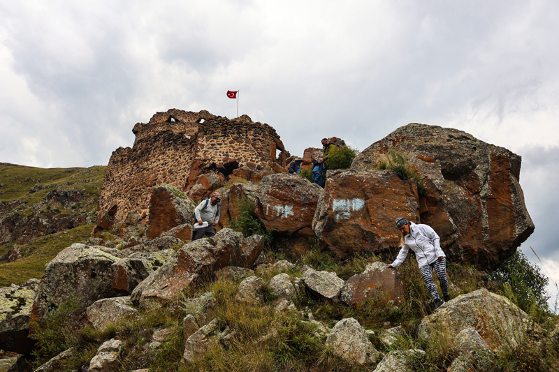 <p><strong>Şeytan Kalesi buraya nasıl yapılmış?</strong></p><p><strong><br></strong></p><p>Eski adı Rabat olan Yıldırımtepe köyünün yaklaşık 1,3 kilometre kuzeyinde bulunan Şeytan Kalesi, bir derenin kıyısındaki kayalık tepenin üzerine kurulmuş durumda. Üç tarafı uçurumlarla çevrili olan kaleye yalnızca bir yönden ulaşılabiliyor.</p>