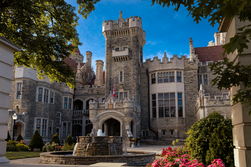 <p><strong>Filmlerin ve dizilerin gizemli şatosu</strong></p><p><strong><br></strong></p><p>Casa Loma'nın bugün dünyanın farklı yerlerinden ziyaretçi çekmesinin nedenlerinden biri de sinema ve televizyon dünyasındaki ünü.</p><p>Şatonun gotik atmosferi ve farklı dönemleri çağrıştıran mimarisi, film ve diziler için oldukça dikkat çekici bir çekim alanı oluşturuyor. Casa Loma'nın resmi kayıtlarına göre yapı, çok sayıda sinema ve televizyon yapımına ev sahipliği yaptı.</p><p><br></p>
