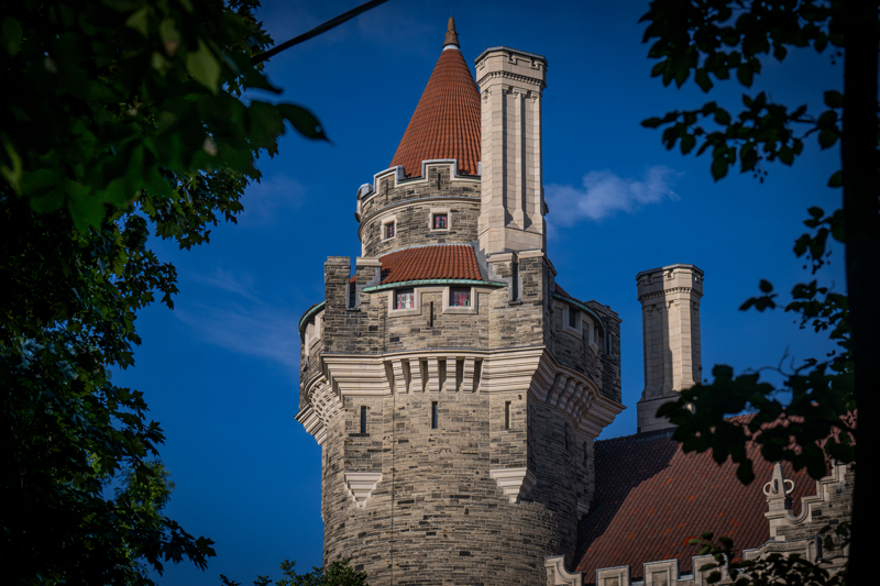 <p>Casa Loma'nın hikâyesi, Kanada'nın zengin iş insanlarından Sir Henry Pellatt ile başlıyor. Avrupa seyahatlerinden ve özellikle Avrupa'daki görkemli yapılardan etkilenen Pellatt, Toronto'da kendisi ve eşi Lady Mary Pellatt için büyük bir şato inşa ettirmeye karar verdi. (Fotoğraflar: AA)</p>
