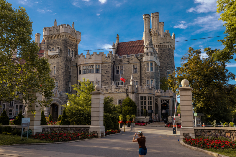 Casa Loma'nın belki de en şaşırtıcı hikâyelerinden biri II. Dünya Savaşı dönemine uzanıyor. <p><br></p><p>Şatonun ahırları, savaş sırasında <strong data-start="1059" data-end="1188">Alman denizaltılarının tespit edilmesinde kullanılan ASDIC sonar sistemleriyle ilgili gizli araştırma ve üretim çalışmalarına</strong> ev sahipliği yaptı. </p><p><br></p><p>Çalışmaların dışarıdan fark edilmemesi için alanın bakımda olduğu izlenimi verildiğine dair tarihsel kaynaklar bulunuyor.</p>