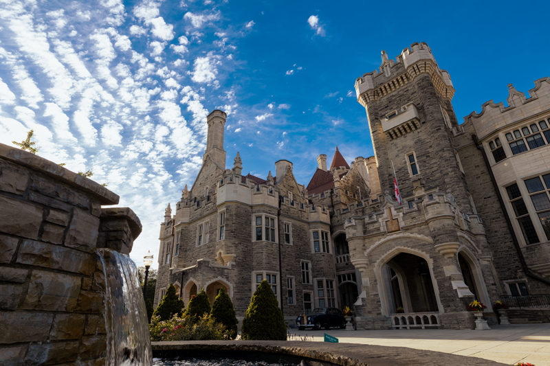 <p>Sonraki yıllarda Casa Loma'nın geleceği bir süre belirsizliğini korudu. Yapının otel olarak kullanılması gündeme geldi, ancak proje uzun süreli olmadı. 1933'te ödenmeyen vergiler nedeniyle Toronto Belediyesi'nin mülkiyetine geçen şatonun yıkılması dahi değerlendirildi.</p><p>Ancak Casa Loma yıkılmadı. Zamanla tarihi ve mimari değeri daha fazla anlaşılmaya başlayan yapı, Toronto'nun önemli turistik noktalarından birine dönüştü.</p>