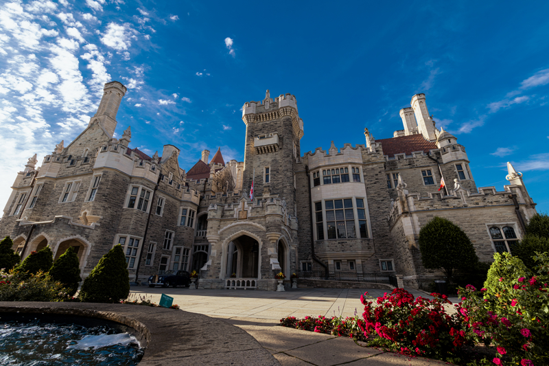 <p><strong>Görkemli günler uzun sürmedi</strong></p><p><strong><br></strong></p><p>Casa Loma'nın ihtişamlı günleri uzun sürmedi. Sir Henry Pellatt'ın iş hayatında yaşadığı mali sorunlar nedeniyle aile 1924'te şatodan ayrılmak zorunda kaldı. </p><p><br></p><p>Yapıdaki çok sayıda değerli eşya da açık artırmayla satıldı.</p>