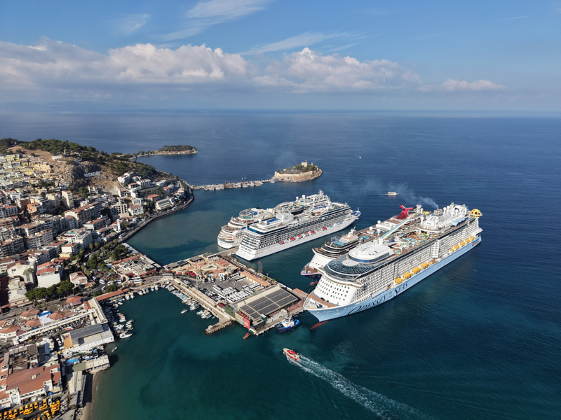 <p>Ege Port Limanı'na Bahama bayraklı "Odyssey of the Seas" ve "Carnival Legend" ile İtalya bayraklı "Aida Blu" ve Marshall Adaları bayraklı "Allura" isimli 4 kruvaziyer yanaştı.</p>