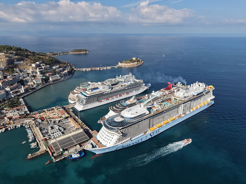<p>Turistlerin bir bölümü İzmir'in Selçuk ilçesindeki Efes Antik Kenti ve Meryem Ana Evi'ni gezdi. Bazı yolcular ise kent merkezini gezip alışveriş yapmayı tercih etti.</p>
