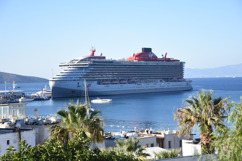 <p>İstanköy (Kos) Limanı'ndan yola çıkarak ilçeye ulaşan Bahamalar bayraklı 277 metre uzunluğundaki kruvaziyer, yolcu limanı iskelesine yanaştırıldı.</p>