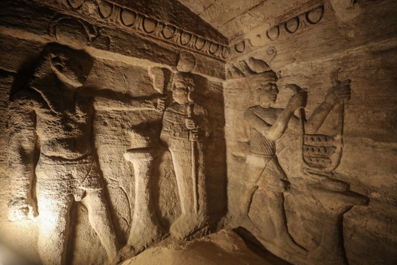 <p>Bu çalışma sayesinde dehlizlerin en alt seviyesi, keşfedilmesinden 119 yıl sonra ilk kez ziyaretçilere açıldı.</p><p>Dönemin Eski Eserler Bakanı Halid el-Anani, çalışmanın Mayıs 2016'da taban suyu nedeniyle mezar duvarından yaklaşık 2 santimetrelik bir parçanın kopması üzerine başlatıldığını belirtmişti.</p><p>Anani, yürütülen proje sayesinde 1900 yılından bu yana yapının alt katının ilk kez kuru halde görülebildiğini ifade etmişti.</p>