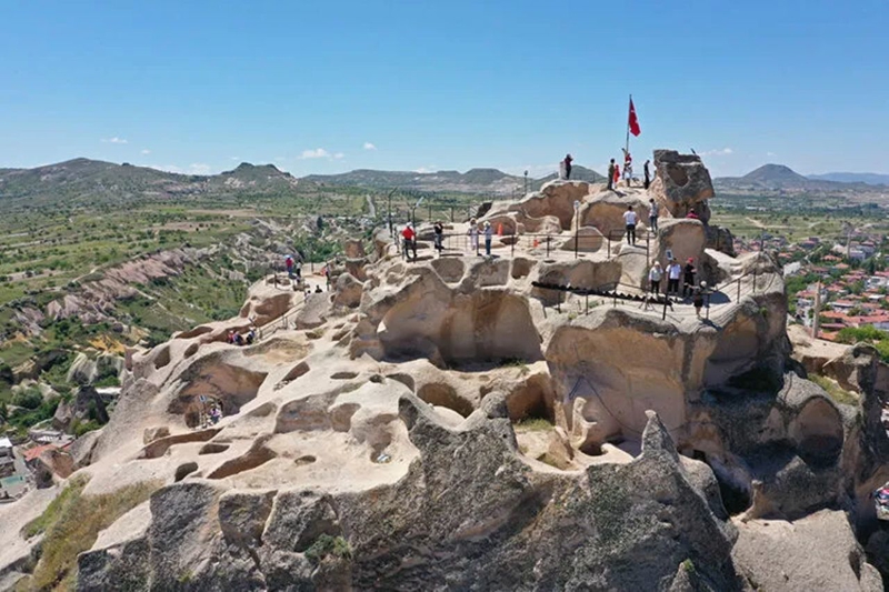 <p><b>UÇ BEYLİĞİ DÖNEMİNDEN OSMANLIYA</b></p><p><br></p><p>Uçhisar, Selçukluların doğu sınırı ile Karamanoğullarının doğu sınırında bulunan bir sınır bölgesi konumundaydı. Bu nedenle "Uçhisar" adıyla anılmaya başladı.</p><p>Selçuklu döneminde bir uç beyliği konumundaki Uçhisar Kalesi'nin çevresinde yoğun bir nüfus yaşıyordu.</p><p>Osmanlı Beyliği'nin II. Bayezid döneminde bölgeye hakim olmasının ardından Uçhisar Kalesi II. Bayezid'e teslim edildi. Kale, Osmanlı döneminde de önemini korudu.</p>