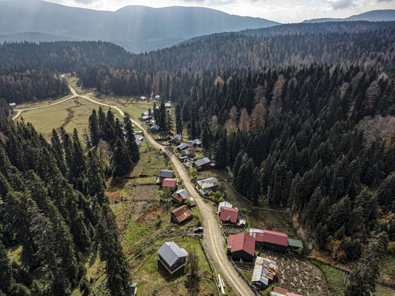 <p>Kentin dağlık arazilerinde ve vadilerinde oluşan bu renk cümbüşü, drone ile havadan görüntülendi. </p>