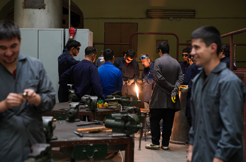 <p><b>İzmir fuarının temeline ev sahipliği yaptı</b></p><p>İkinci Meşrutiyet döneminde Osmanlı Sanayi Mektebi adını alan, Cumhuriyet'in ilanından sonra ise İzmir Sanatlar Mektebi adıyla eğitim hayatına devam eden okul, Büyük Önder Gazi Mustafa Kemal Atatürk'ü üç kez ağırladı.</p>