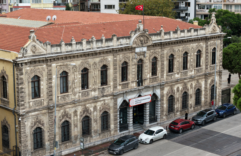 <p>Bugün "İzmir Enternasyonal Fuarı" adıyla her yıl düzenlenen fuarın temelini oluşturan "Dokuz Eylül Sergisi" 1927 ve 1928 yıllarında bu okulda düzenlendi. Yurt içi ve dışından firmaların ürünlerinin yer aldığı sergide Atatürk, öğrencileri altın madalya ile ödüllendirdi.</p>