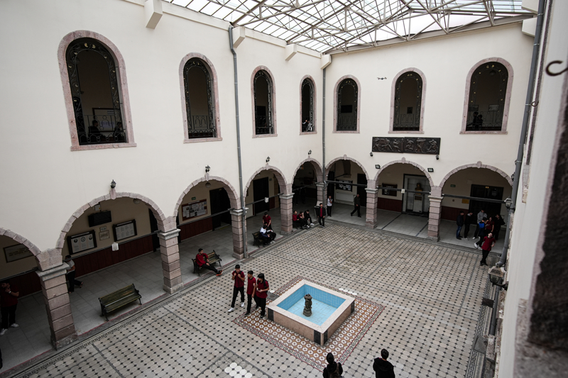 <p><b>"9. sınıf kontenjanımız doldu"</b></p><p>Okul müdürü Serdal Şimşek, AA muhabirine, 1070 öğrencisi olan okulda 111 öğretmenin görev yaptığını söyledi.</p><p>Şimşek, 9. sınıf kontenjanlarının dolduğunu ifade ederek, "Nakil öğrenci bile alamıyoruz. Okulumuz, mesleki eğitime önem veren bir okul olması sebebiyle 5 bin kontenjanı olsa yine 5 bin öğrenci alır gibi geliyor." dedi.</p>