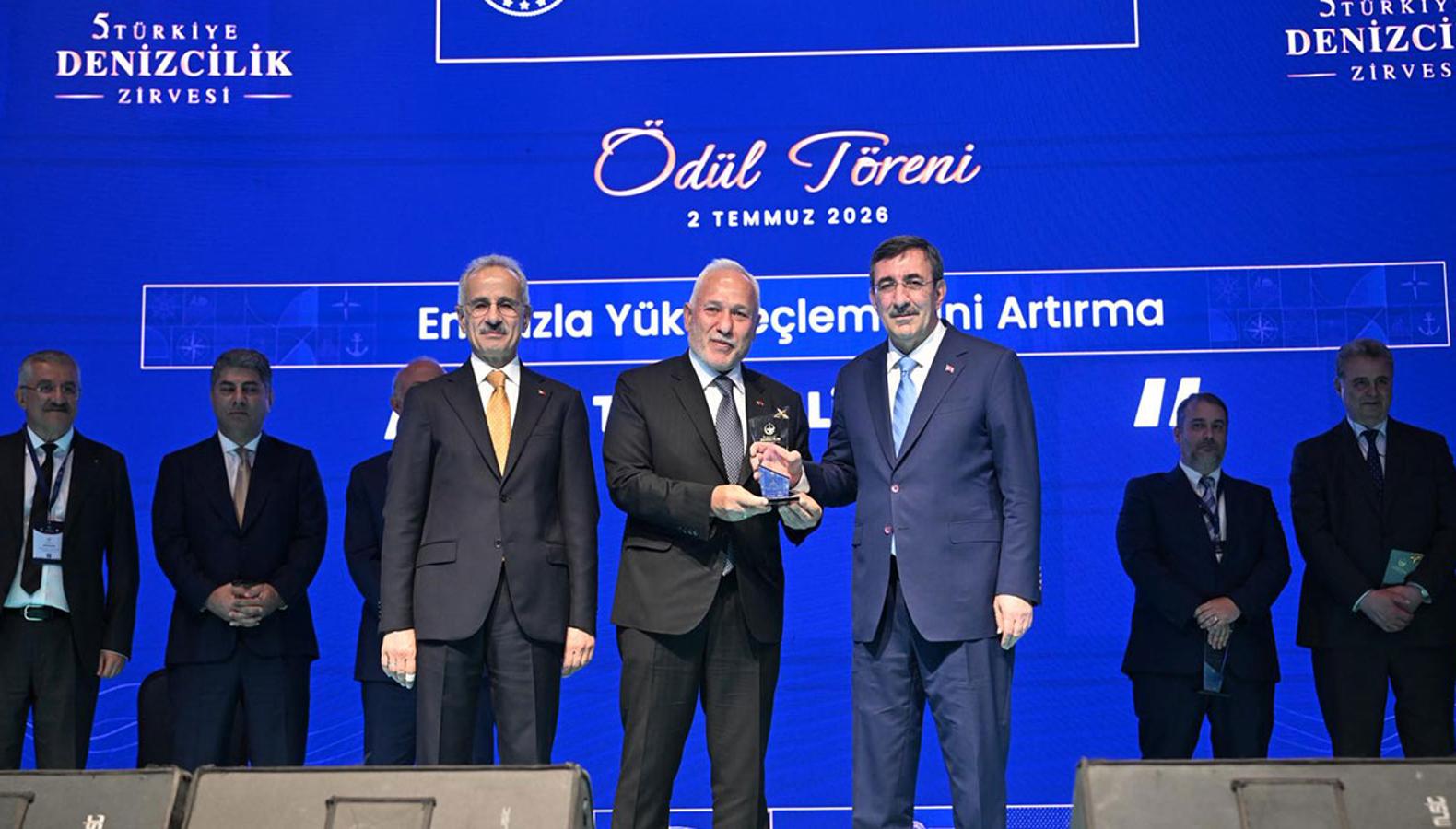Yük elleçlemesinde zirveye çıkan liman ödülünü aldı