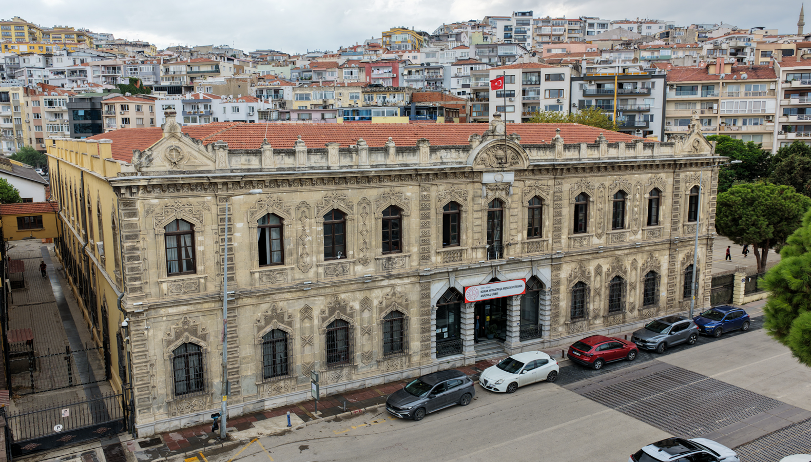 Bu okul 158 yıllık: İzmir Fuarı'nın temelleri burada atıldı