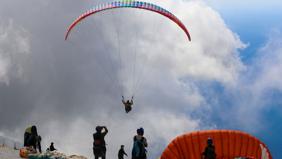 Turistlerin Babadağ'daki yamaç paraşütü uçuşları arttı