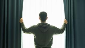 Bu otelde pencereden dışarı bakan konuklar para cezası alabiliyor