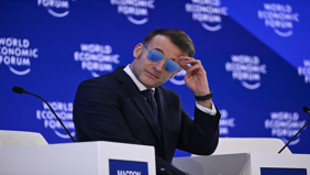 Macron, Davos'ta neden gözlük taktı?