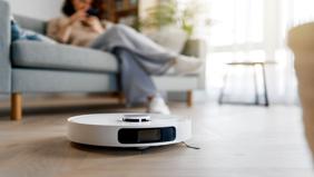 Süpürgesini kontrol edecekti, 24 ülkedeki evlere bağlandı