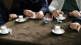 Bu kahvehanede 1960'lardan beri güne sütle başlanıyor