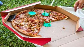 Pizza kutularındaki küçük sehpanın hikayesi: Kim buldu, ne işe yarıyor?