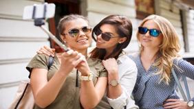 Bir dönemin simgesiydi: Selfie çubuğu nasıl 2 kez icat edildi ve sessizce aramızdan ayrıldı?