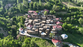 Vadilerin arasına gizlenmiş 300 yıllık evler: Gören fotoğraf çekiyor