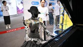 Çin'de robotlara otomobil bayisi modeli