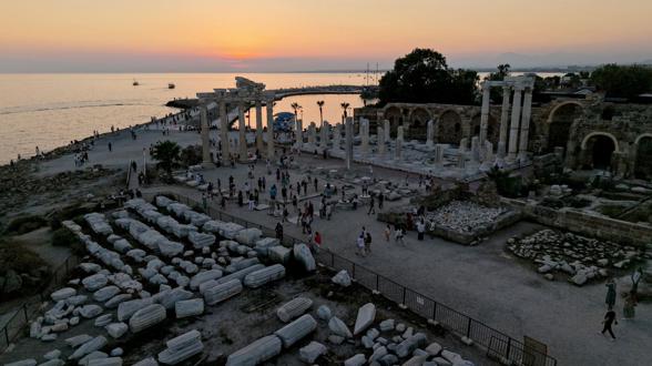 Antalya'da yeni turist rekoru kırıldı