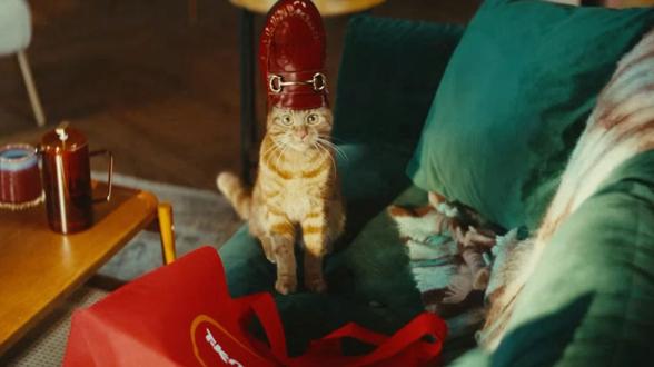 Alışveriş poşetini karıştırırken moda ikonu oldu