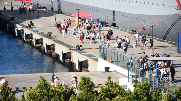 İlçeye yanaştı, 2 bin 603 turist getirdi