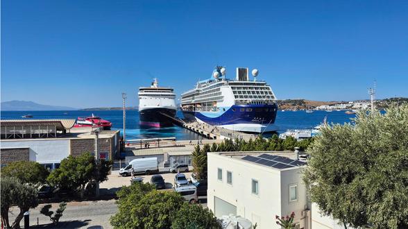 İki gemi aynı anda yanaştı, ilçeye turist yağdı