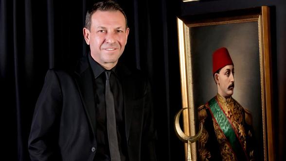 "Sanat piyasasında asıl değer artık duvardaki tabloda değil, arkasındaki hikayede"