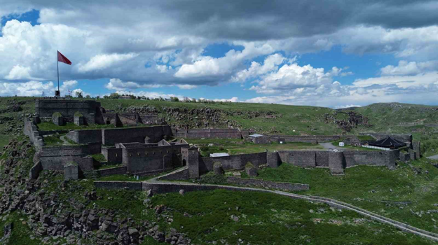 Bu kale ihtişamıyla 1000 yıldır ayakta: Yakından bakın