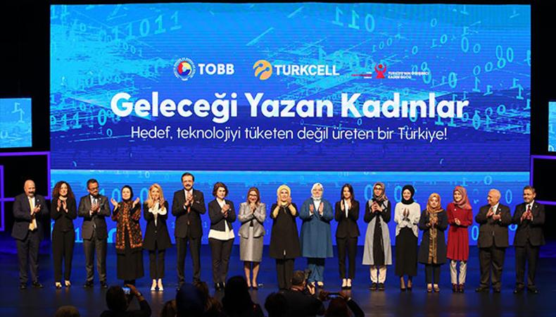 Türkiye’nin geleceği kapılarını Turkcell ile kadınlarla açıyor