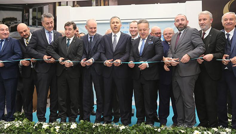Dünyanın en büyük mobilya fuarı açıldı 