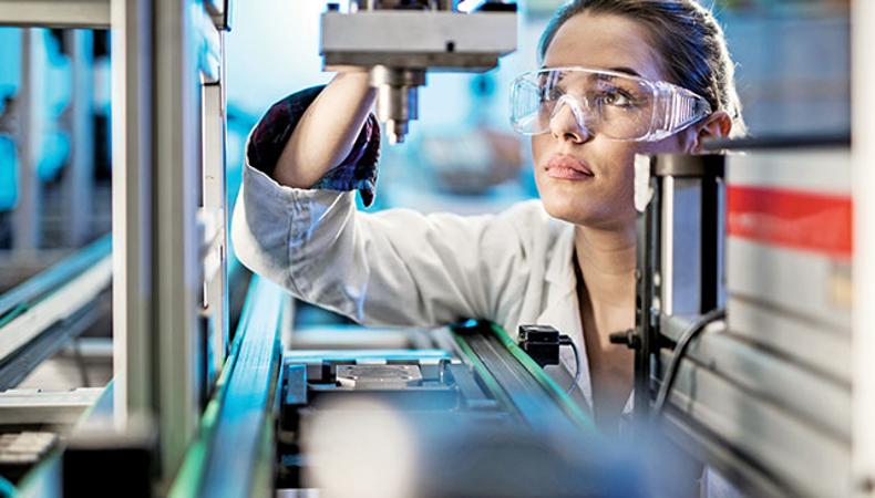 Makineci kadınlar ‘var gücüyle’ çalışıyor