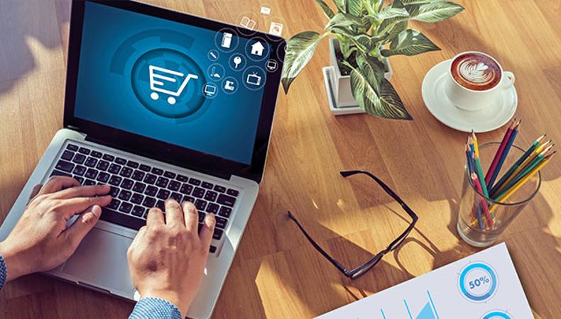 Nüfusun yarısı alışverişini internete taşıdı